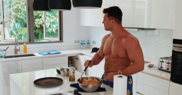 Мужчина на кухне: Николай Тищенко соблазняет оголенным торсом