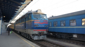 Горячий душ: в поезде "Укрзализныци" с потолка на пассажиров полился кипяток (видео)