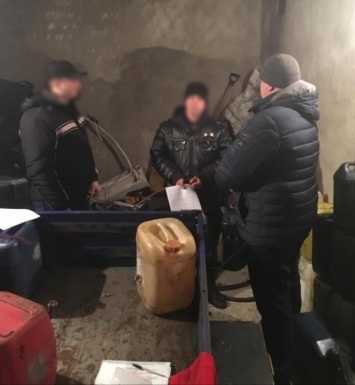 На Николаевщине задержана группа правоохранителей, сливавших топливо с грузовиков в трех областях