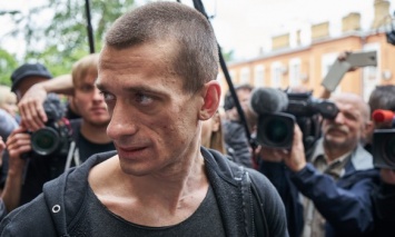 Павленский получил год тюрьмы за поджог Банка Франции