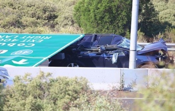 В Австралии огромный дорожный знак рухнул на оживленное шоссе и раздавил авто. Видео