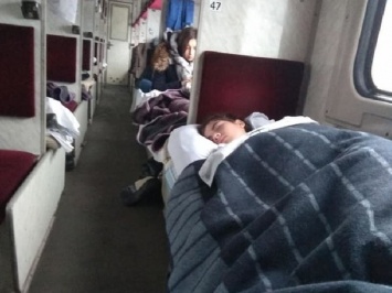 "Выжить с тремя одеялами": пассажиры поезда Харьков-Ковель провели ночь в неотапливаемом вагоне. Фото
