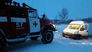 За сутки спасатели Днепропетровщины освободили 16 автомобилей из снежных ловушек
