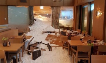 В Швейцарии снежная лавина завалила ресторан в одном из местных отелей, есть пострадавшие