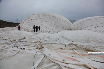 С купола катка в Керчи вывезли 25 тонн снега