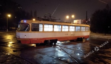 В Одессе трамвай слетел со спуска и перегородил движение