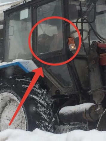 «Снег сам почистится!»: В Перми тракторист уснул в рабочем тракторе во время сильного снегопада