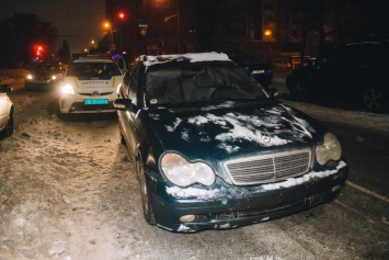 Работник СТО угнал Mercedes и устроил гонки с полицейскими по ночному Киеву