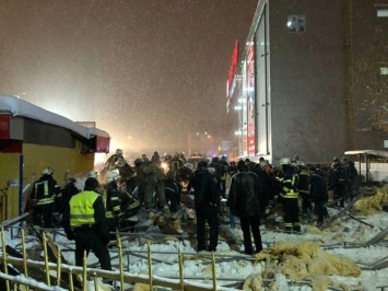 Все подробности: в Харькове на людей рухнула крыша торгового павильона