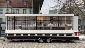 Автобус в виде школы отправится в кругосветный тур (фото, видео)