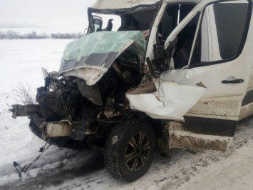 Под Одессой в аварию попала маршрутка: водителя и двоих пассажиров с многочисленными травмами забрала скорая