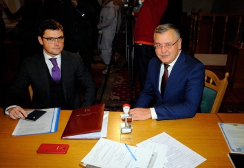 «Я иду на один президентский срок», - Анатолий Гриценко подал документы в ЦИК