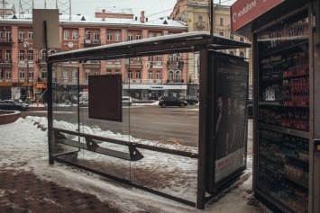 В центре Киева вандалы разгромили стеклянную остановку. Фото