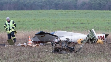 В Германии в поле рухнул самолет. В авиакатастрофе погибли двое людей. Фото