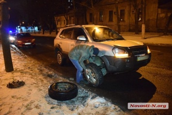 На перекрестке в центре Николаева огромная яма: вчера провалилось 5 машин, сегодня - 3