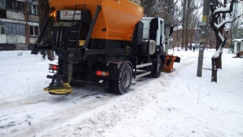 Снежный Днепр: коммунальные службы расчищают дороги