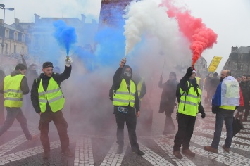 Во Франции десятки тысяч человек вновь вышли на акции протеста