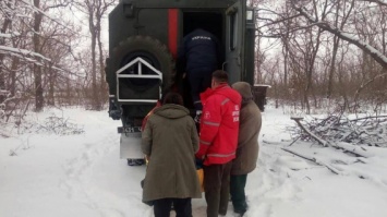 Спасатели и медики на руках после снежной пурги выносили обессиленную старушку в Николаевской области