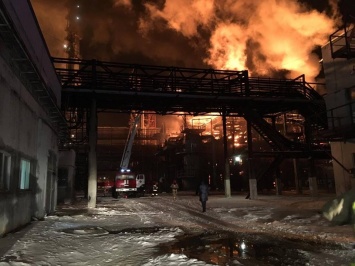 В Ивано-Франковской области загорелся завод "Карпатнефтехим". Фото и видео