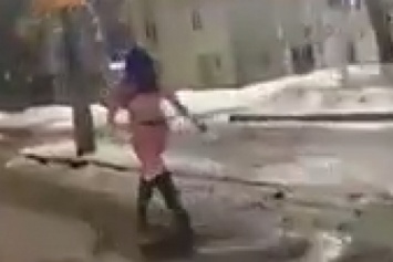 Голая женщина удивила водителей в Кропивницком (видео)