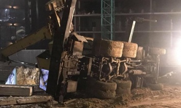 В курортной зоне Одессы на стройке упал башенный кран: Погиб рабочий