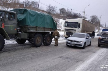 В Лисичанске 13 водителей больше суток находились в ледовой "ловушке"