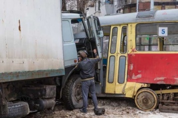 В центре Днепра грузовик протаранил трамвай с пассажирами (ВИДЕО)
