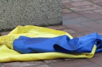 Был жестоко наказан: украинец надругался над флагом Украины