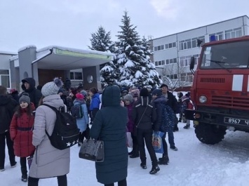 Занятия отменяются. В харьковской школе случилось ЧП (фото)