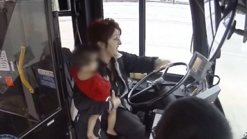 В Висконсине водитель автобуса спасла маленькую девочку, которая потерялась на улице. Видео