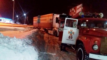 В Днепре спасатели вытаскивали грузовое авто из снега