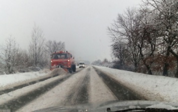 На дорогах Закарпатья снегопад привел к транспортному коллапсу - СМИ