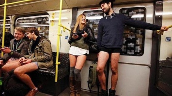 В США более тысячи человек катались в метро без штанов. Видео