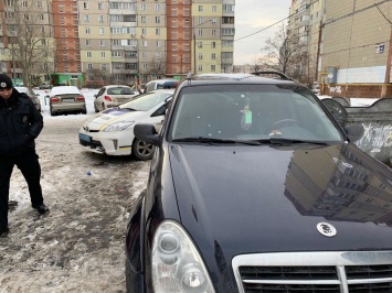 10 пуль. В Киеве обстреляли автомобиль работников штаба Гриценко