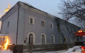 В Киеве на территории Лавры начался пожар
