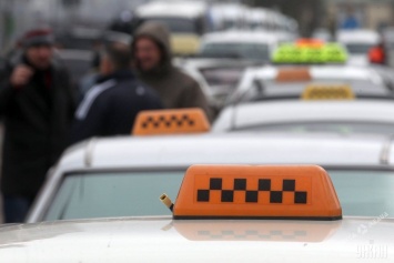 Разбой в Малиновском районе Одессы: угрожая ножом, преступники отняли у таксиста автомобиль