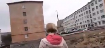 ''Весь двор в г*вне'': в сети показали видео из вставшей с колен России