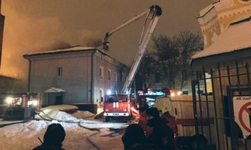 Пожар в Лавре: Спасатели разбирают крышу, в здании рушатся деревянные перекрытия