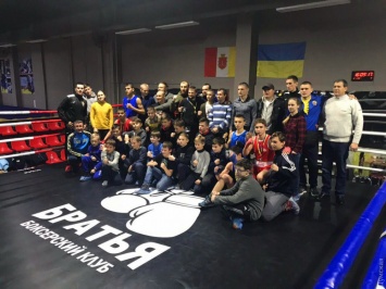 Десятки лучших спортсменов и сотни зрителей: на одесском Таирова отметили открытие нового боксерского клуба (общество)