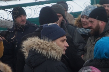 Житомирская область: «атошники» и другие уличные активисты захватили храм и спели гимн