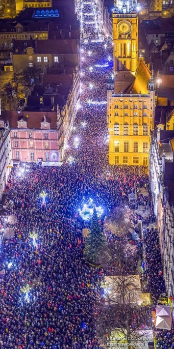 Польша поднялась на массовые митинги из-за гибели мэра Гданьска: поразительные фото и видео