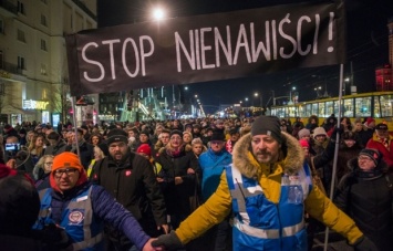 В Польше тысячи людей вышли на марши памяти в честь мэра Гданьска