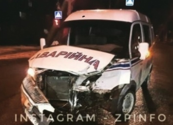 В Запорожье произошло ДТП с участием полиции и аварийной службы (Фото, Видео)