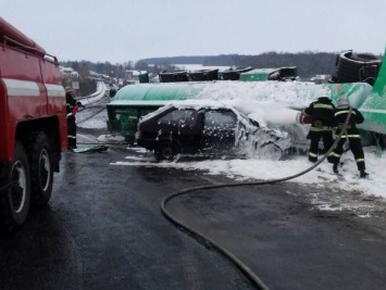 В Винницкой области столкнулись бензовоз, легковушка и грузовик, один из водителей погиб - ГСЧС