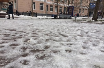 «Мы зашиваемся с тротуарами» - мэр Бердянска потребовал не допустить ситуации с нечищеными пешеходными зонами