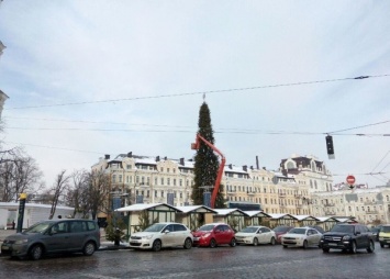 В Киеве на Софийской площади почти разобрали новогоднюю елку (видео)