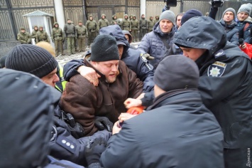Полиция обвиняет участников акции у генконсульства РФ в мелком хулиганстве и неповиновении