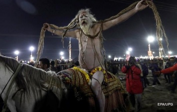 В Индии проходит зрелищный религиозный фестиваль
