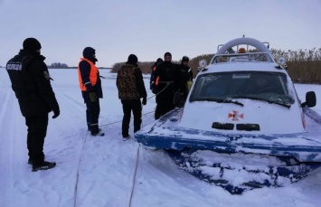 Трое мужчин катались на снегоходе по Киевскому морю и провалились под лед: двое утонули