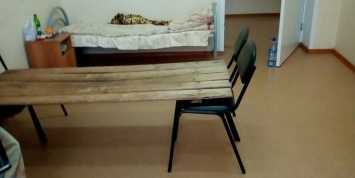 Пациенты пензенской больницы вынуждены спать на кроватях из стульев и досок